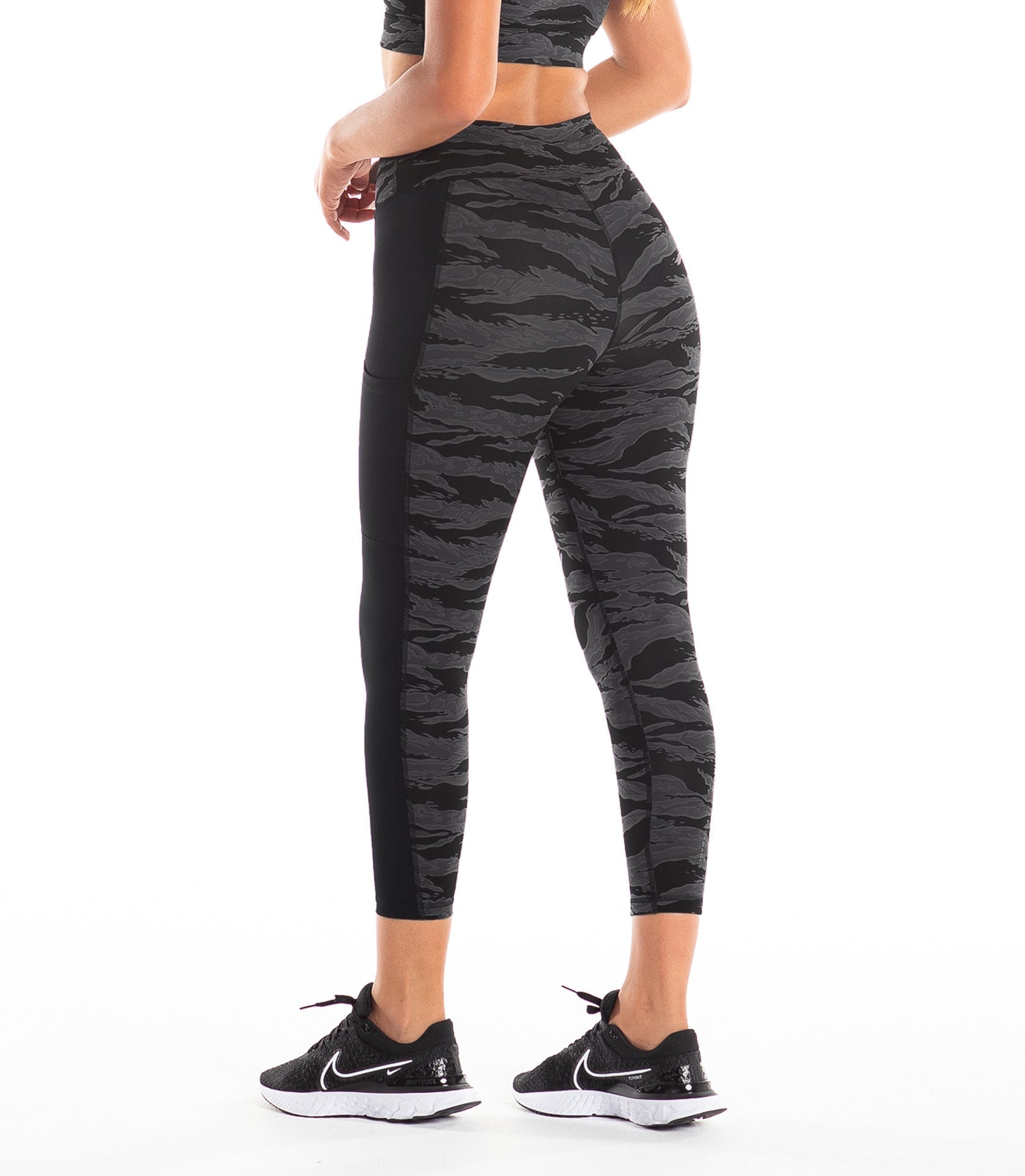 Agile ⅞ Tech Pants - VIRUS® Performance Apparel